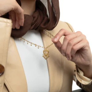 قلادة مطلية بالذهب على شكل قلب منقط