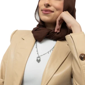 قلادة على شكل قلب منقط باللون الفضي