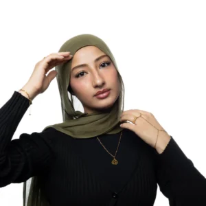 قلادة على شكل قلب مطلية بالذهب